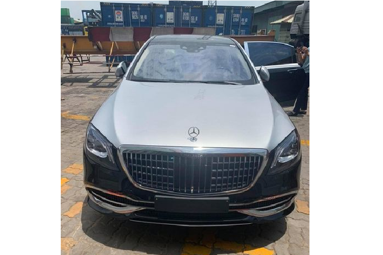 Cụ thể, chiếc xe siêu sang Mercedes-Maybach S 560 "Duo tone" này sở hữu sự kết hợp giữa 2 màu sắc ngoại thất, gồm màu đen ở thân xe và xám ở mui và nắp ca-pô. Đây là phong cách sơn màu rất thịnh hành không chỉ ở thị trường trong nước mà còn ở cả trên thế giới thời gian gần đây. Tại Việt Nam, đa phần các mẫu Maybach S-Class hai màu sơn đều do chủ nhân dán đề-can bên ngoài chứ không phải màu sơn zin từ hãng.