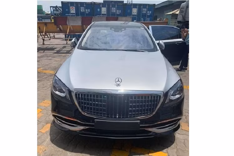 Cụ thể, chiếc xe siêu sang Mercedes-Maybach S 560 "Duo tone" này sở hữu sự kết hợp giữa 2 màu sắc ngoại thất, gồm màu đen ở thân xe và xám ở mui và nắp ca-pô. Đây là phong cách sơn màu rất thịnh hành không chỉ ở thị trường trong nước mà còn ở cả trên thế giới thời gian gần đây. Tại Việt Nam, đa phần các mẫu Maybach S-Class hai màu sơn đều do chủ nhân dán đề-can bên ngoài chứ không phải màu sơn zin từ hãng.