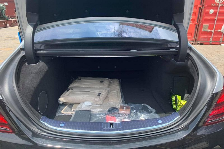 Về độ sang trọng và đẳng cấp, ít có mẫu xe nào có thể vượt được Maybach S-Class. Cốp xe không quá lớn nhưng đủ để chứa 2-3 bộ gậy golf