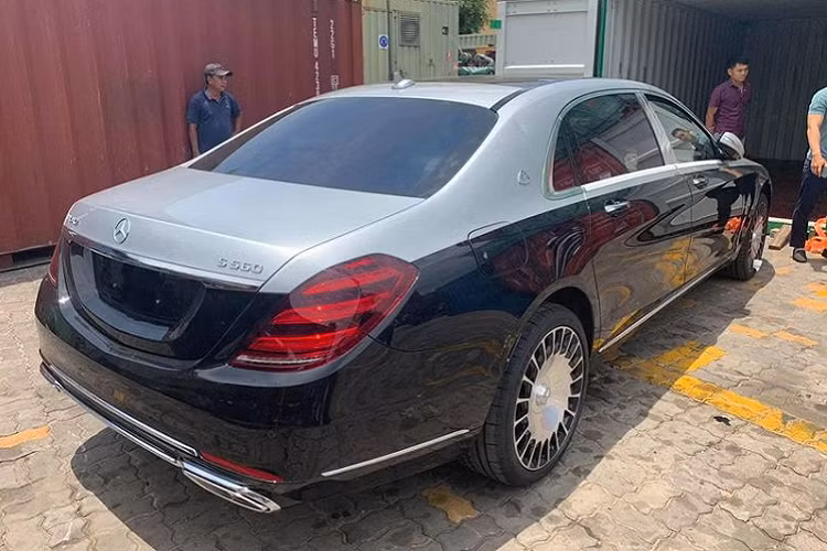 Ngoài màu sơn "Duo tone" đặc biệt, chiếc Mercedes-Maybach S 560 tại Việt Nam này không có quá nhiều điểm khác biệt về trang bị so với xe nhập khẩu chính hãng.