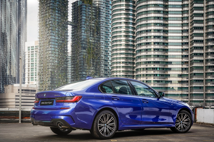 Xe có 5 tùy chọn màu ngoại thất là xanh, cam, trắng, đen và xám. Mẫu xe hybrid này sẽ được lắp ráp nội địa, giá xe BMW 330e M Sport từ 64.600 USD (khoảng gần 1,5 tỷ đồng), đắt hơn 1.300 USD so với đời trước.