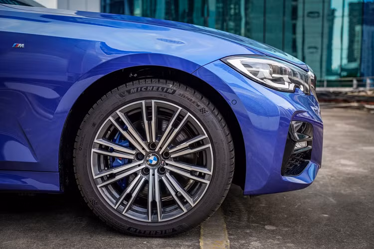 Trang bị của 330e M Sport tương tự với bản chạy xăng 330i M Sport. Gói M Sport gồm đèn LED thích ứng, kẹp phanh M Sport và bộ mâm hợp kim nhẹ 18 inch 2 tone màu.