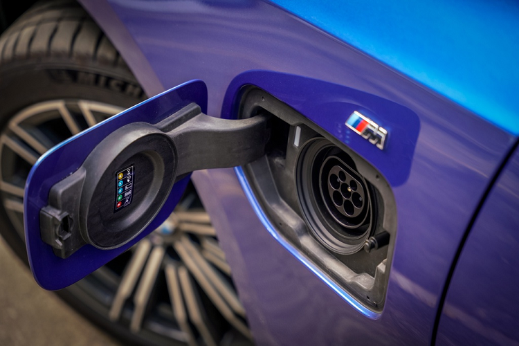 Khi hoạt động ở chế độ thuần điện, 330e có thể di chuyển quãng đường 60 km nhờ gói pin 12 kWh. Vận tốc tối đa của xe ở chế độ này là 140 km/h, nhanh hơn 20 km/h so với đời trước.