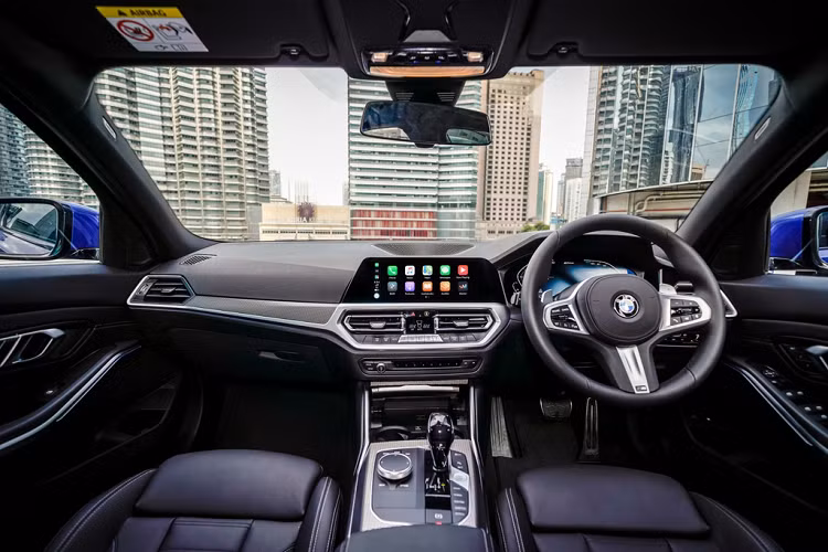 Ở bên trong, nội thất của 330e tương tự phiên bản M340i xDrive. Nội thất của xe được bọc da Vernasca với 2 tùy chọn màu là đen hoặc nâu Cognac và các chi tiết trang trí bằng nhôm.