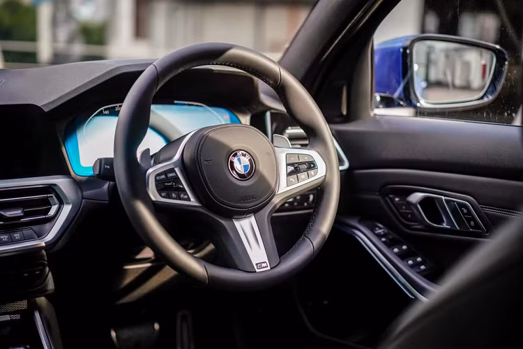 BMW trang bị cho 330e vô-lăng bọc da của M, hệ thống thông tin giải trí BMW Live Cockpit Professional với màn hình trung tâm 10,25 inch và bảng đồng hồ kỹ thuật số 12,3 inch. Ngoài ra, xe cũng sở hữu điều hòa 3 vùng độc lập, dàn âm thanh 10 loa...