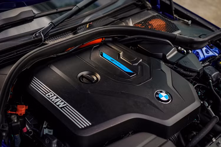 Là mẫu xe plug-in hybrid (hybrid cắm sạc), BMW 330e thế hệ mới sở hữu động cơ tăng áp B48 4 xy-lanh 2.0L sản sinh công suất 181 mã lực tại 5.000-6.500 vòng/phút. Động cơ điện sản sinh công suất 109 mã lực, tăng 22 mã lực so với động cơ điện trên chiếc 330e đời F30.