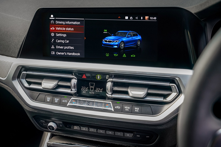 Đáng chú ý là 330e được trang bị chìa khóa kỹ thuật số, cho phép truy cập vào xe thông qua điện thoại thông minh có kết nối NFC (hiện tại là Samsung). Tuy nhiên, BMW chỉ ưu đãi gói dùng thử 3 tháng, sau đó khách hàng sẽ trả phí cho ứng dụng này. Các công nghệ hỗ trợ gồm phanh tự động khẩn cấp, cảnh báo lệch làn đường, cảnh báo phương tiện cắt ngang phía sau, hỗ trợ đỗ xe, camera lùi...