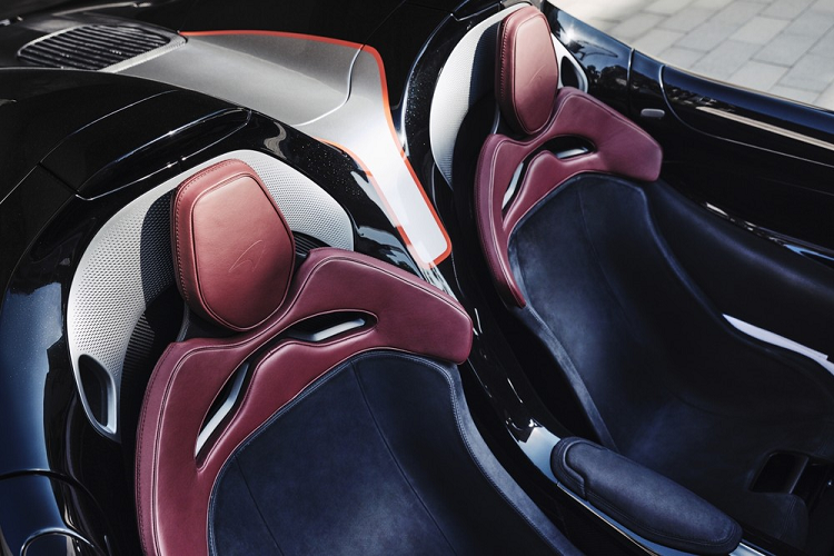 McLaren Elva đầu tiên đến Dubai được hoàn thành bộ áo hai tông màu là trắng và đen. Nội thất chiếc McLaren Elva 2021 mới ra mắt ở Các Tiểu vương quốc Ả Rập Thống nhất có màu đen và đỏ, trong đó, tựa đầu ghế ngồi hoàn thành màu đỏ sẫm và phần còn lại là màu tối. Giá xe McLaren Elva tại Dubai bắt đầu từ 1,78 triệu đô la, tương đương 41 tỷ đồng. Nhiều khả năng mức giá này chưa bao gồm thuế.