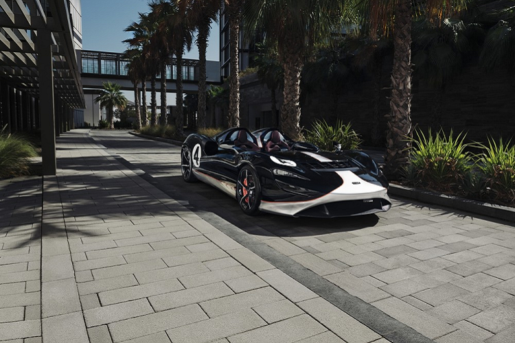 Siêu xe không mui McLaren Elva ra mắt tại Dubai với giá "tình cảm" chỉ từ 41 tỷ đồng, còn McLaren 765LT có giá bán khoảng 9,5 tỷ đồng. Mới đây thôi, một chiếc siêu xe McLaren Elva đã được mang đến Các Tiểu vương quốc Ả Rập Thống nhất để ra mắt với giới nhà giàu Trung Đông này. Buổi giới thiệu được giới hạn khách mời và được tổ chức tại đảo Bluewaters, Dubai.