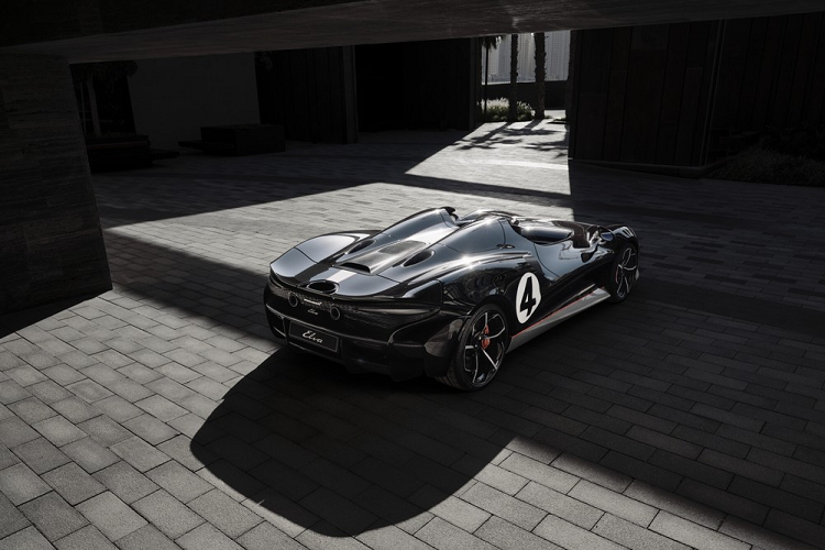 Chiếc siêu xe không mui, không kính chắn gió McLaren Elva đầu tiên đến Dubai được hoàn thành bộ áo hai tông màu là trắng và đen cùng logo số 4 ở nắp capô cũng như 2 bên hông xe để tạo điểm nhấn cho ngoại hình của xe cũng như ý tưởng từ chủ nhân. Sau nhiều lần điều chỉnh số lượng sản xuất, dòng xe McLaren Elva sẽ chỉ được tạo ra 149 chiếc trên thế giới, giảm 250 xe so với dự kiến ban đầu