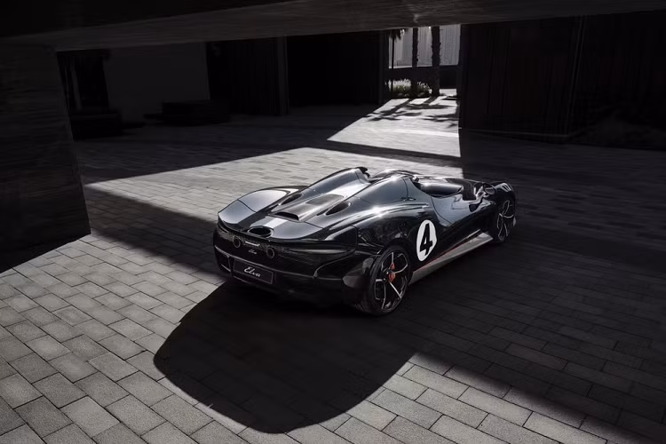 Chiếc siêu xe không mui, không kính chắn gió McLaren Elva đầu tiên đến Dubai được hoàn thành bộ áo hai tông màu là trắng và đen cùng logo số 4 ở nắp capô cũng như 2 bên hông xe để tạo điểm nhấn cho ngoại hình của xe cũng như ý tưởng từ chủ nhân. Sau nhiều lần điều chỉnh số lượng sản xuất, dòng xe McLaren Elva sẽ chỉ được tạo ra 149 chiếc trên thế giới, giảm 250 xe so với dự kiến ban đầu
