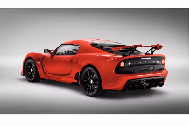 Cũng như các phiên bản đặc biệt khác, Lotus thêm nhiều đặc điểm nhận dạng cho Exige Sport 410 20th Anniversary Edition, trong đó có logo kỷ niệm 20 năm ở phần cánh gió sau.