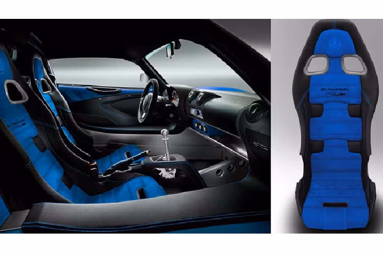 Siêu xe được trang bị giảm chấn 3 chiều Nitron với bơm biến thiên và các cài đặt động lực học cho phép người lái tùy chỉnh theo mục đích sử dụng, chẳng hạn lái trên phố hoặc chạy trên đường đua.