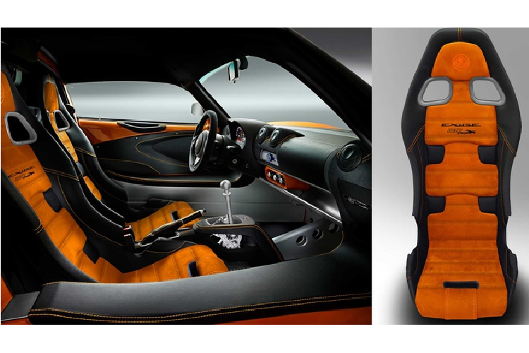 Khoang lái cũng được làm mới, thêm logo và một số nâng cấp. Gói trang bị tiêu chuẩn gồm kiểm soát hành trình, vô lăng bọc da Alcantara, và nhiều chi tiết trang trí sợi carbon.