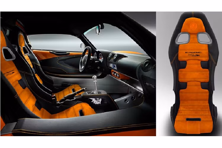 Khoang lái cũng được làm mới, thêm logo và một số nâng cấp. Gói trang bị tiêu chuẩn gồm kiểm soát hành trình, vô lăng bọc da Alcantara, và nhiều chi tiết trang trí sợi carbon.