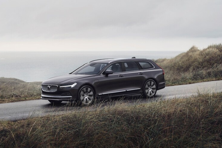 Ở phiên bản 2021, Volvo V90 Cross Country được làm mới, các chi tiết trang trí bằng nhựa trên cửa được loại bỏ để tăng tính thẩm mỹ. Lưới tản nhiệt thể thao hơn, phần đầu xe thiết kế lại, nhô ra phía trước hơn nhằm tạo một ngoại hình cứng cáp.