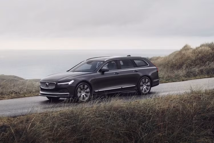 Ở phiên bản 2021, Volvo V90 Cross Country được làm mới, các chi tiết trang trí bằng nhựa trên cửa được loại bỏ để tăng tính thẩm mỹ. Lưới tản nhiệt thể thao hơn, phần đầu xe thiết kế lại, nhô ra phía trước hơn nhằm tạo một ngoại hình cứng cáp.