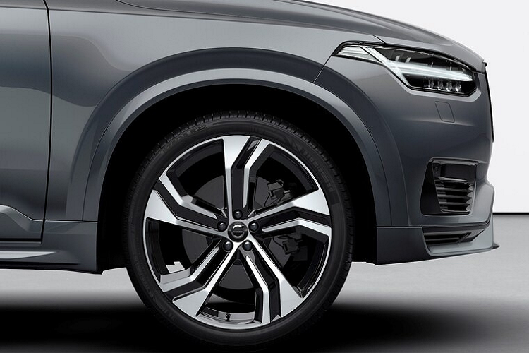 Tất cả dòng 90-Series của Volvo đều có gói tiện nghi Premium tiêu chuẩn, gồm có giám sát điểm mù, đèn pha LED tự động thay đổi góc chiếu, sạc không dây. Volvo cũng bổ sung thiết kế mâm xe mới và chức năng an toàn "cảnh báo đèn nguy hiểm và đường trơn trượt".