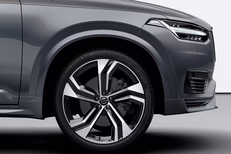 Tất cả dòng 90-Series của Volvo đều có gói tiện nghi Premium tiêu chuẩn, gồm có giám sát điểm mù, đèn pha LED tự động thay đổi góc chiếu, sạc không dây. Volvo cũng bổ sung thiết kế mâm xe mới và chức năng an toàn "cảnh báo đèn nguy hiểm và đường trơn trượt".