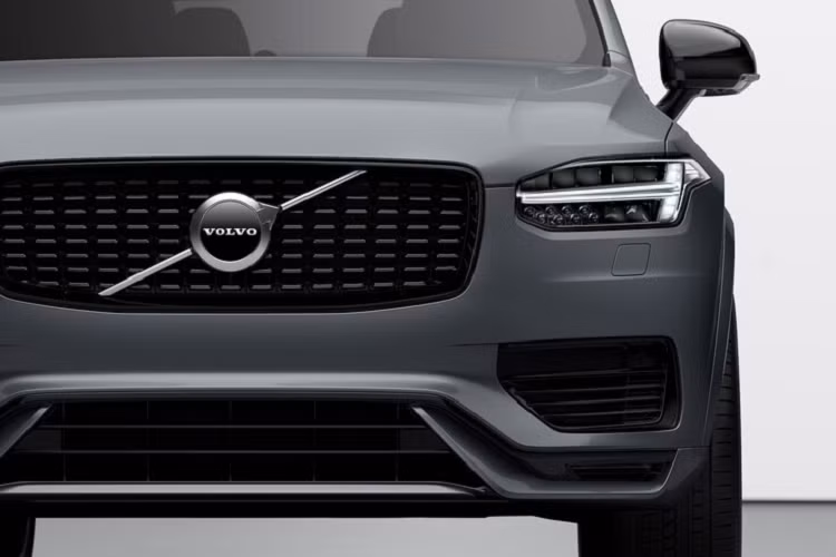 Tên mã T8 dùng để chỉ những mẫu xe dùng động cơ plug-in hybrid sẽ được sửa đổi thành Recharge, tiêu biểu là 2 bản Volvo S90 Recharge và XC90 Recharge, giá bán cũng sẽ được giảm.