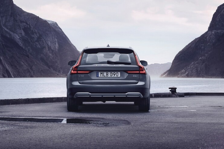 Đèn hậu được Volvo đã được tinh chỉnh, mang đến hình ảnh cao cấp hơn. Phần đuôi của S90 loại bỏ các đầu ra ống xả, thay vào đó chúng được ẩn bên trong. Điều này cho thấy hãng xe đang tiến gần hơn đến việc sử dụng động cơ điện hoàn toàn.