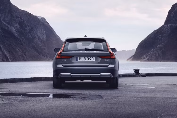 Đèn hậu được Volvo đã được tinh chỉnh, mang đến hình ảnh cao cấp hơn. Phần đuôi của S90 loại bỏ các đầu ra ống xả, thay vào đó chúng được ẩn bên trong. Điều này cho thấy hãng xe đang tiến gần hơn đến việc sử dụng động cơ điện hoàn toàn.