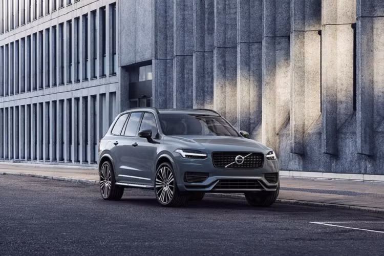 Mẫu SUV XC90 cũng được nâng cấp nhẹ gồm tùy chọn nội thất 6 chỗ ngồi với "ghế thương gia", gói Lounge bổ sung chức năng ghế massage. Ngoài ra, vật liệu cabin cũng được cải thiện, bao gồm cả vải len, cho cảm giác trải nghiệm cao cấp hơn, đồng thời chất liệu len không bắt mùi như vải thường.
