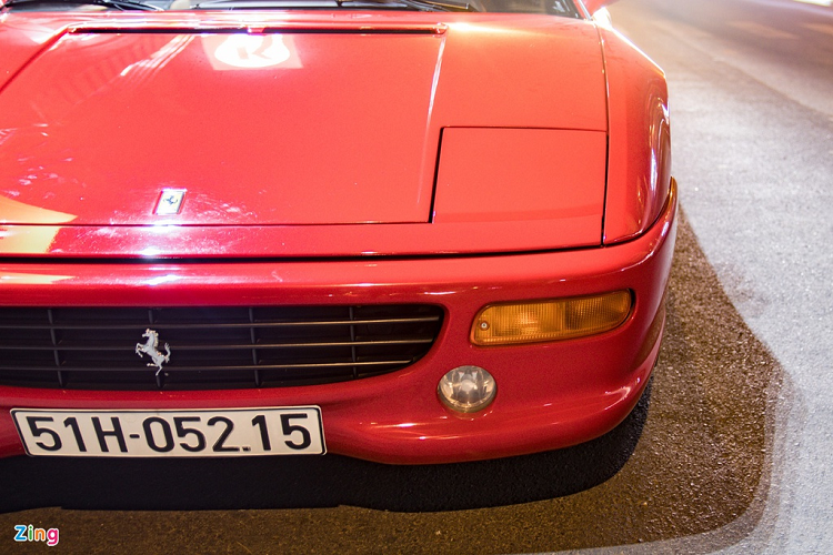 Đầu xe nổi bật với kiểu đèn mắt ếch, đây là thiết kế khá phổ biến trên các mẫu siêu xe hoặc xe thể thao trong thập niên 1990, đơn cử như Lamborghini Diablo, Honda NSX hay Lotus Esprit… 