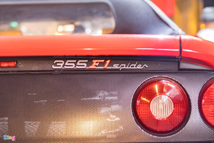 Được sản xuất từ năm 1994 đến 1999, Ferrari F355 là mẫu xe thay thế cho chiếc 348 với 3 phiên bản Berlinetta, Spider và GTS. Từ năm 1997, F355 được Ferrari trang bị hộp số 6 cấp kiểu F1 và tên xe cũng được đổi từ F355 sang 355 F1.