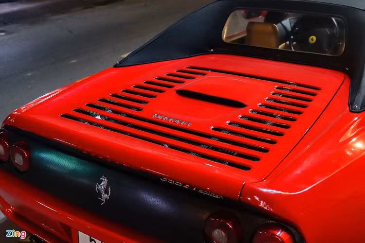 Ferrari 355 F1 Spider được trang bị động cơ hút khí tự nhiên V8 3.5L, sản sinh công suất 375 mã lực tại vòng tua 8.250 vòng/phút và mô-men xoắn 363 Nm tại vòng tua 6.000 vòng/phút. 