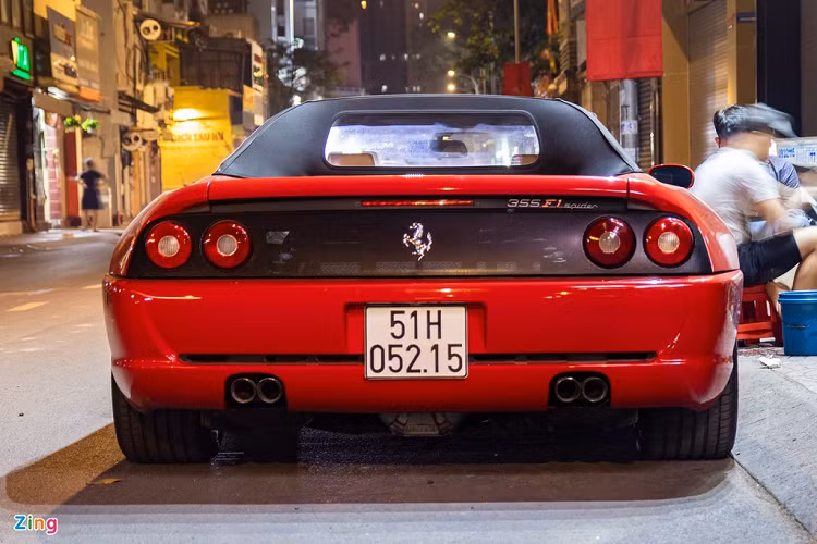 Ferrari 355 F1 Spider có phần mui mềm được làm từ vải màu đen tương phản với ngoại thất, có thể đóng/mở điện thông qua nút nhấn. 