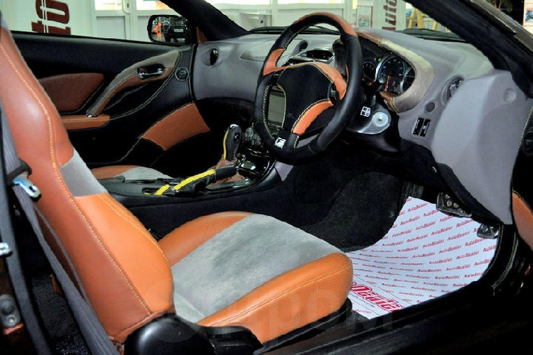 Dù là xe ở Nga nhưng chiếc Lexus LC 500 "giả cầy" lại được trang bị tay lái nghịch.