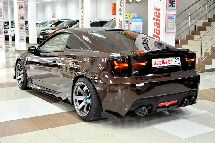 Hiện chiếc giá xe Lexus LC 500 nhái ra đời từ Toyota Celica 19 năm tuổi đang được đại lý kể trên rao bán với giá 10.000 USD (khoảng 234 triệu đồng), bị đánh giá là khá cao. Tất nhiên, so với cái giá 92.950 USD (khoảng 2,17 tỷ đồng) của Lexus LC 500 xịn, chiếc xe "hàng nhái" này rẻ hơn rất nhiều.