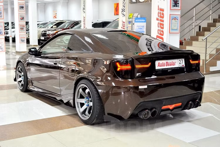 Hiện chiếc giá xe Lexus LC 500 nhái ra đời từ Toyota Celica 19 năm tuổi đang được đại lý kể trên rao bán với giá 10.000 USD (khoảng 234 triệu đồng), bị đánh giá là khá cao. Tất nhiên, so với cái giá 92.950 USD (khoảng 2,17 tỷ đồng) của Lexus LC 500 xịn, chiếc xe "hàng nhái" này rẻ hơn rất nhiều.