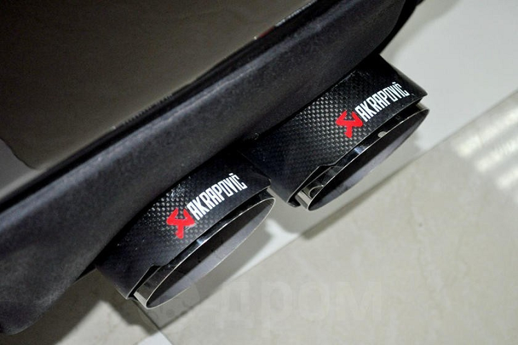 Trong khi đó, dòng xe sang Lexus LC 500 "xịn" lại được trang bị động cơ xăng V8, dung tích 5.0 lít, sản sinh công suất tối đa 471 mã lực và mô-men xoắn cực đại 539 Nm. Động cơ kết hợp với hệ dẫn động cầu sau và cho phép Lexus LC 500 tăng tốc từ 0-100 km/h trong thời gian chỉ 4,4 giây.