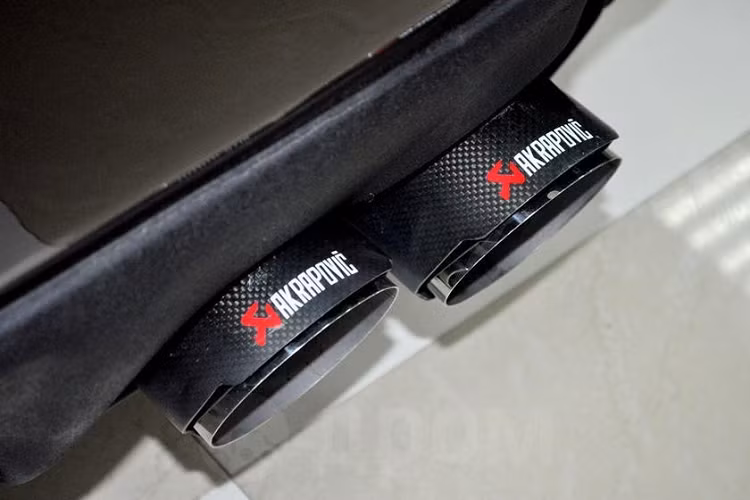 Trong khi đó, dòng xe sang Lexus LC 500 "xịn" lại được trang bị động cơ xăng V8, dung tích 5.0 lít, sản sinh công suất tối đa 471 mã lực và mô-men xoắn cực đại 539 Nm. Động cơ kết hợp với hệ dẫn động cầu sau và cho phép Lexus LC 500 tăng tốc từ 0-100 km/h trong thời gian chỉ 4,4 giây.