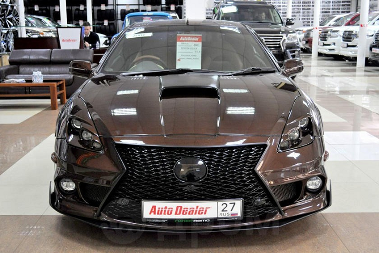 Ngoài ra, chiếc Lexus LC 500 "nhái" còn đi kèm khe gió trên nắp ca-pô giống Toyota Celica. Đại lý tại Nga cũng bổ sung ốp sườn, vành la-zăng, cản sau và ống xả Akrapovic mới cho xe.