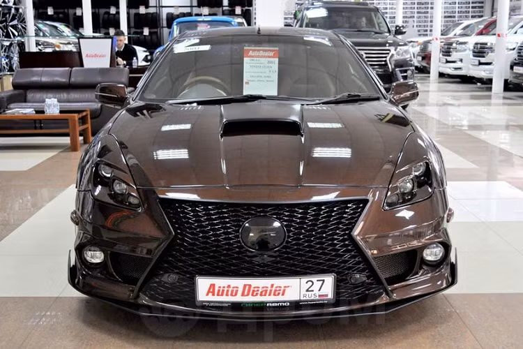 Ngoài ra, chiếc Lexus LC 500 "nhái" còn đi kèm khe gió trên nắp ca-pô giống Toyota Celica. Đại lý tại Nga cũng bổ sung ốp sườn, vành la-zăng, cản sau và ống xả Akrapovic mới cho xe.