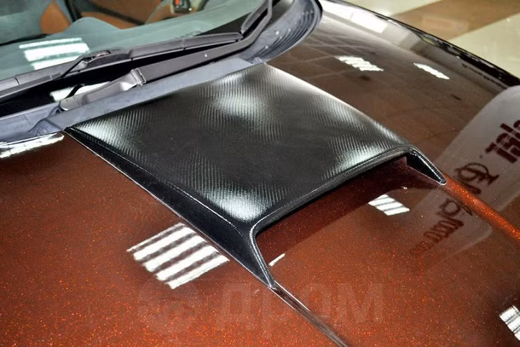 Theo đại lý ôtô này, chiếc Lexus LC 500 "giả cầy" được trang bị động cơ xăng 4 xi-lanh thẳng hàng, dung tích 1,8 lít, tạo ra công suất tối đa 180 mã lực, kết hợp cùng hộp số tự động 4 cấp và hệ dẫn động cầu sau. Đây vốn là hệ truyền động đặc trưng của dòng Toyota Celica thế hệ thứ 7, được bán trên thị trường từ năm 1999 - 2006.