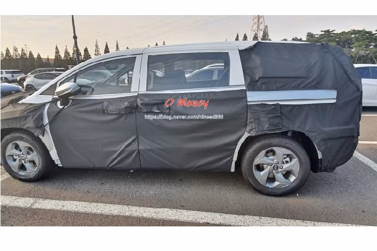 Mẫu minivan của Hyundai đã được hãng xe Hàn đăng kí bản quyền với tên gọi Hyundai Custo. Bên cạnh đó, “tân binh” mới của nhà Hyundai cũng đã được đưa lên đường thử tại Trung Quốc và nhiều khả năng sẽ sớm được thương mại hóa.