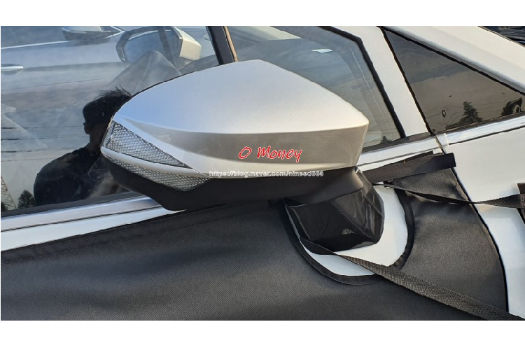 Bên trong cabin, Hyundai Custo hoàn toàn mới sở hữu vô lăng đáy phẳng giống vô lăng trên nhiều mẫu xe thế hệ mới nhà Hyundai. Hàng ghế thứ hai được trang bị ghế thuyền trưởng sang trọng. Nhiều khả năng mẫu xe này sẽ có cả tùy chọn 6 chỗ và 8 chỗ ngồi.