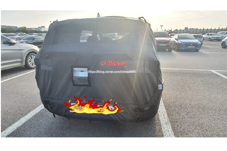 Những hình ảnh chụp trên đường thử cho thấy, Custo sở hữu kiểu dáng khá giống mẫu xe “anh em họ” Kia Carnival (Kia Sedona tại Việt Nam) thế hệ mới nhất với kiểu hình xe gia đình.