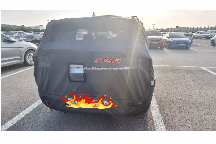 Những hình ảnh chụp trên đường thử cho thấy, Custo sở hữu kiểu dáng khá giống mẫu xe “anh em họ” Kia Carnival (Kia Sedona tại Việt Nam) thế hệ mới nhất với kiểu hình xe gia đình.