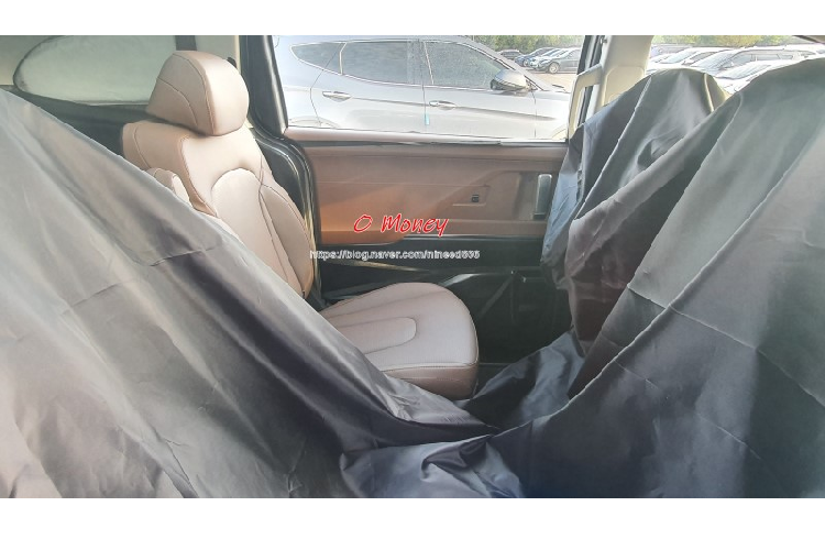 Mặc dù được ngụy trang khá kĩ, dễ nhận thấy Hyundai Custo 2022 mới vẫn khá thời trang khi sở hữu lưới tản nhiệt đa giác cỡ lớn, khá giống với mẫu crossover đàn em Hyundai Tucson. Thân xe nổi bật với mâm đa chấu cắt xẻ táo bạo cùng thiết kế cửa trượt đặc trưng của những dòng xe gia đình.