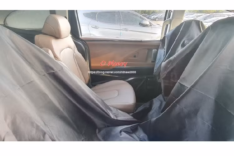 Mặc dù được ngụy trang khá kĩ, dễ nhận thấy Hyundai Custo 2022 mới vẫn khá thời trang khi sở hữu lưới tản nhiệt đa giác cỡ lớn, khá giống với mẫu crossover đàn em Hyundai Tucson. Thân xe nổi bật với mâm đa chấu cắt xẻ táo bạo cùng thiết kế cửa trượt đặc trưng của những dòng xe gia đình.