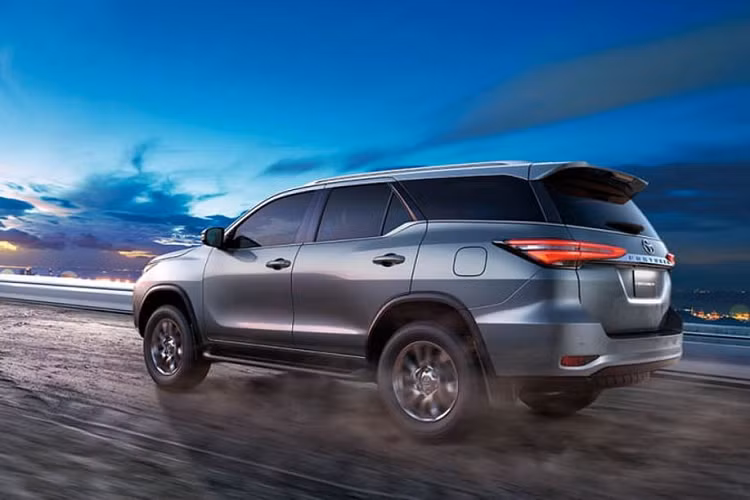 Theo nhà sản xuất xe hơi Nhật Bản, Toyota Fortuner 2021 bản GXR/VXR sẽ được trang bị động cơ xăng V6 4.0L hút khí tự nhiên tương tự đời trước. Khối động cơ này sản sinh công suất 235 mã lực tại 5.200 vòng/phút và 376 Nm mô-men xoắn tại 3.800 vòng/phút. Sức mạnh này được truyền tới cả 4 bánh xe (4WD) thông qua hộp số tự động 6 cấp. 