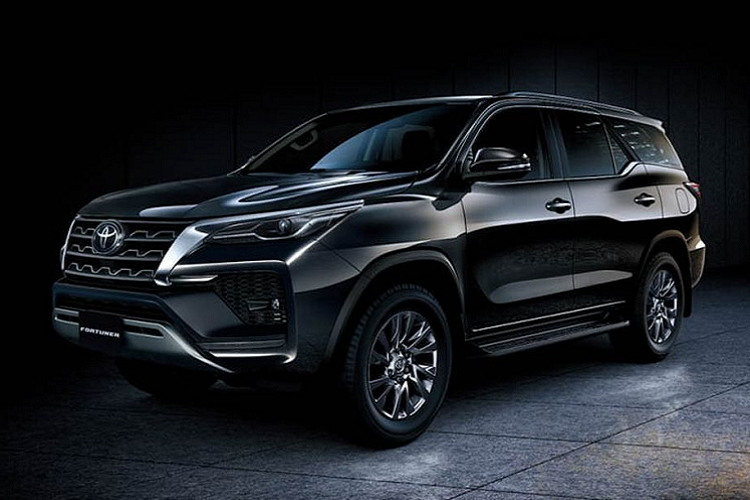 Trên phiên bản nâng cấp mới, Toyota Fortuner 2021 mới tại trường Trung Đông được bán ra với 3 phiên bản, bao gồm bản EXR với trang bị động cơ xăng 2.7L và 2 bản GXR/VXR cao cấp hơn với trang bi động cơ V6 4.0L, đây cũng là trang bị động cơ mạnh mẽ nhất của dòng xe Fortuner trên toàn cầu. 