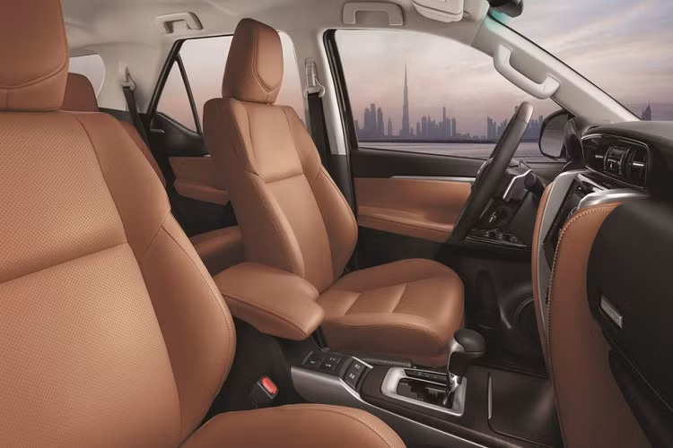 Bên cạnh trang bị động cơ mạnh nhất dòng, Fortuner 2021 tại thị trường Trung Đông cũng sở hữu loạt trang bị tiện nghi về tiện nghi và an toàn nổi bật như màn hình giải trí kích thước 8 inch có kết nối điện thoại thông minh, 6 loa, camera lùi, cảm biến đỗ xe... 