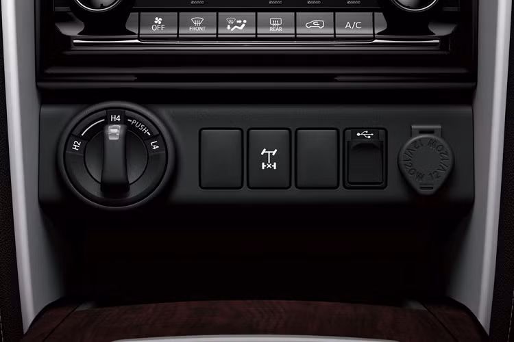 Về giá bán, Toyota Fortuner 2021 phiên bản sử dụng động cơ V6 4.0L tại Trung Đông được bán ra với mức giá khởi điểm từ 147.000 AED (khoảng 926 triệu đồng). 