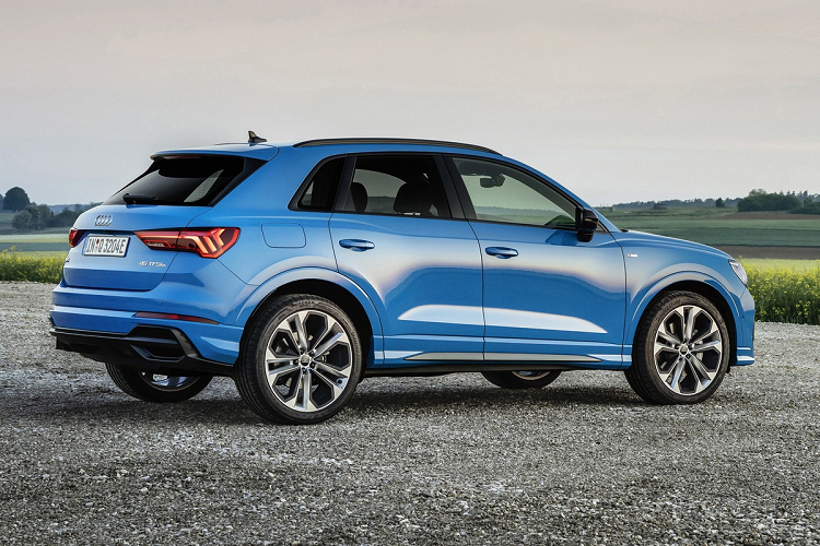 Mẫu SUV hạng sang Audi Q3 cỡ nhỏ được trang bị động cơ TFSI 1.4L, cho khả năng sản sinh mức công suất cực đại 148 mã lực, trong khi mô-men xoắn tối đa đạt 250 Nm. Bên trong khu vực chứa hộp số ly hợp kép S tronic 6 cấp, các kỹ sư bổ sung thêm vào đó động cơ điện có sức mạnh khoảng 114 mã lực (85 kW), giúp công suất tối đa của xe đạt mức 242 mã lực, mô-men xoắn cực đại 400 Nm.